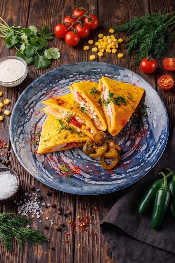 Тартилья в яйце с курицей, черри и моцареллой